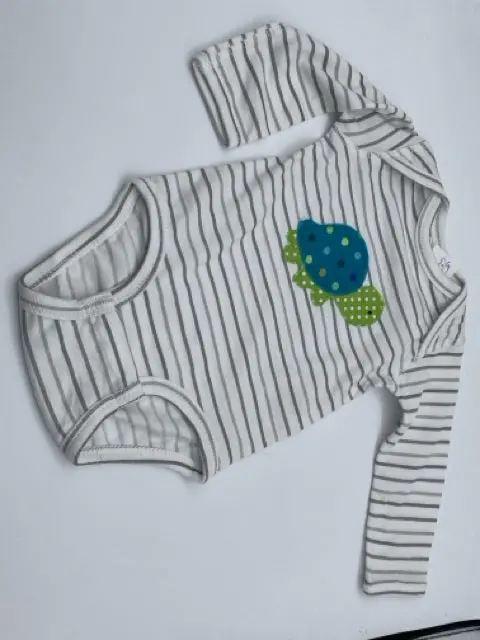 6-Month Long-Sleeve Appliqué Onesie For Babies 1