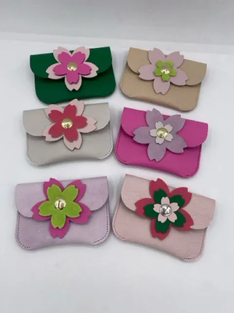 Floral-Embellished Leather Cardholder – Compact Wallet 1