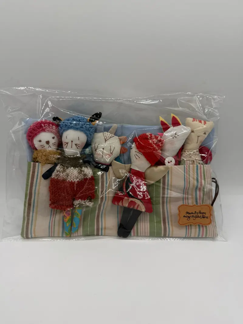 Lively Sleepover Party Display With Six Poseable Dolls 1